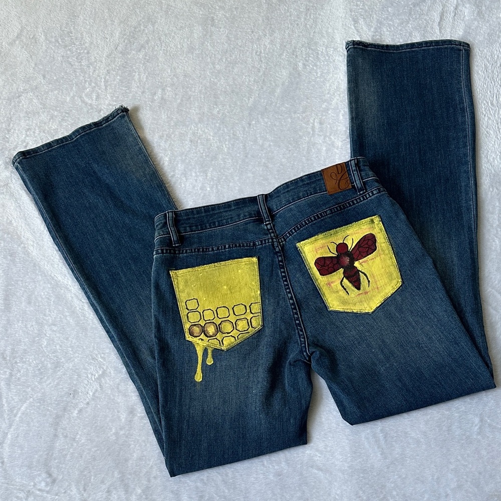 NWT Women’s Mid Rise Painted Artsy Bumblebee Honey‎ Distressed Boot Cut Jeans 6
